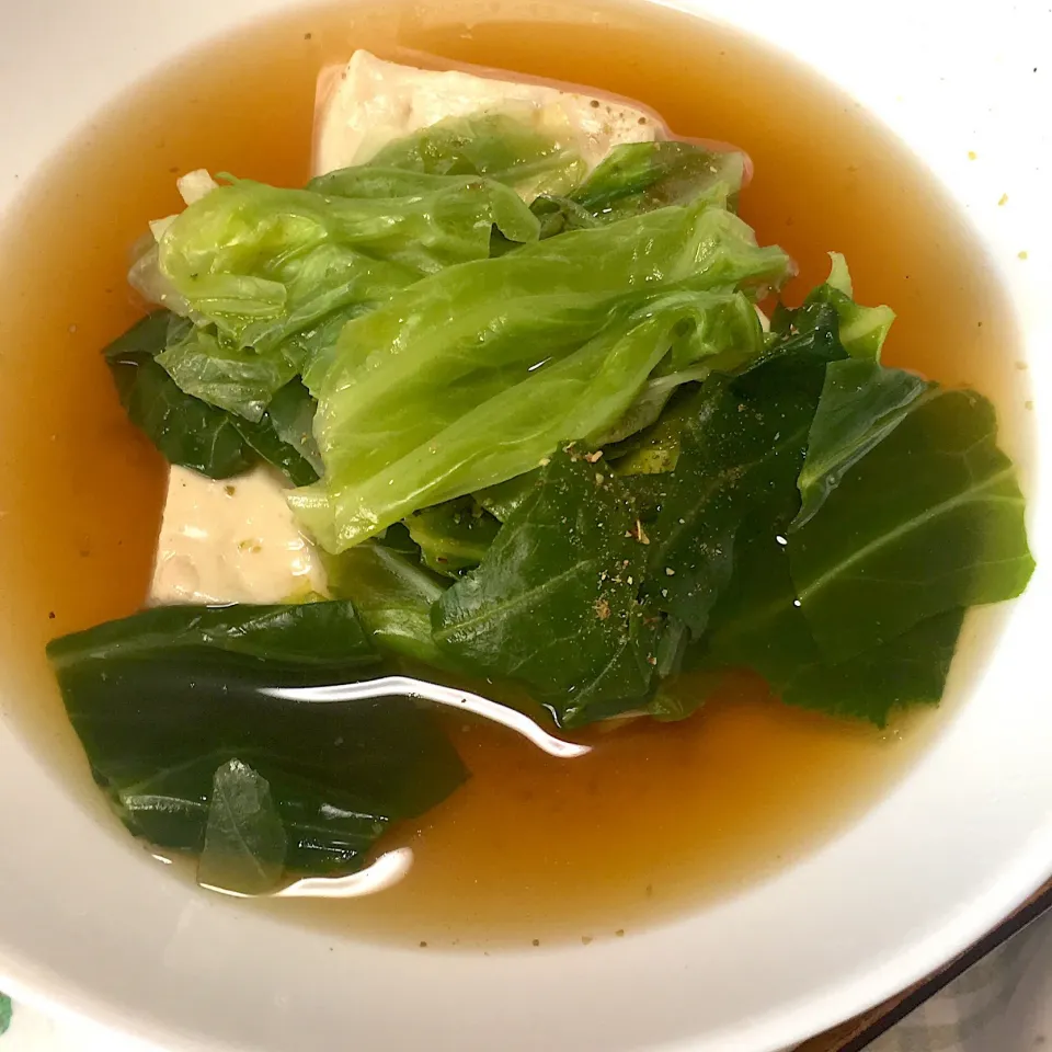 Snapdishの料理写真:『ザク切りキャベツとお豆腐の煮浸し』 山椒を振りかけると、たちまち上品な味付けに変わります。さつま揚げや厚揚げ、ちくわ、がんもどきなども合います。|yumyum😋さん