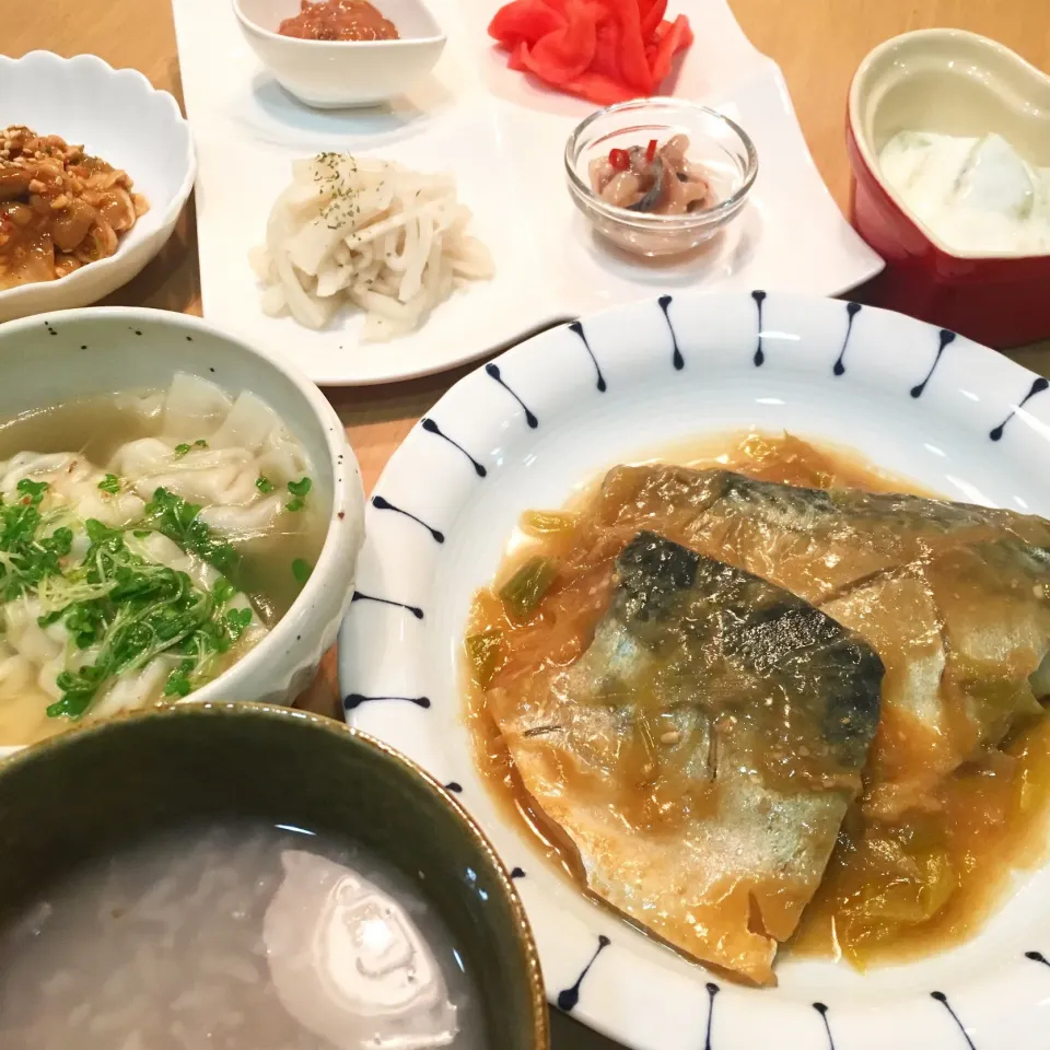 ＊さばの味噌煮
＊水餃子
＊ごはんのお供四種盛り
＊キムチ納豆
＊雑穀粥
＊バナナ&キウイヨーグルト

#古川家ごはん #古川家 #料理研究一家 #手作り #青森県産 #さば #お粥|料理研究一家「古川家」さん