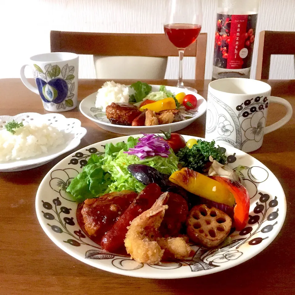 チーズインハンバーグとエビフライのワンプレートディナー🍽 #手料理  #夕食  #家庭料理  #おうちごはん  #ハンバーグ|ゆかりさん