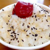 炊きたてご飯🍚に梅干し❤️もち麦入りでね〜🤗#プチプチ食感