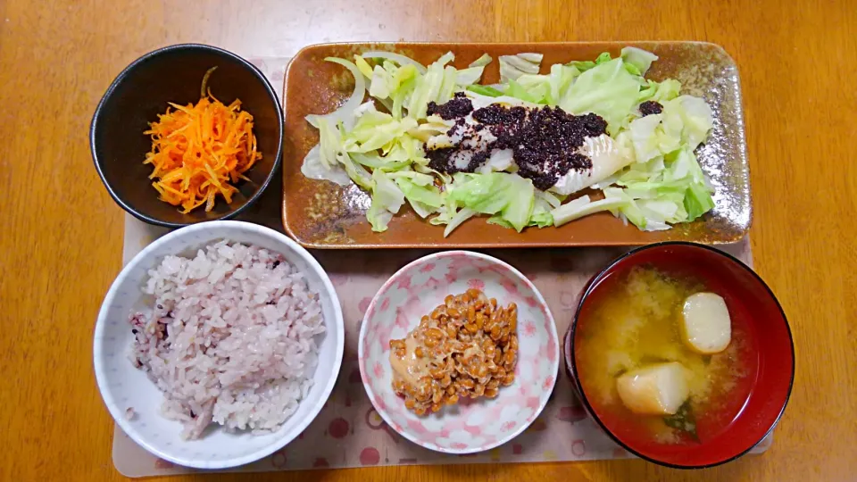 Snapdishの料理写真:１１月２５日　鱈とキャベツのレンジ蒸し　納豆　にんじんサラダ　お味噌汁|いもこ。さん