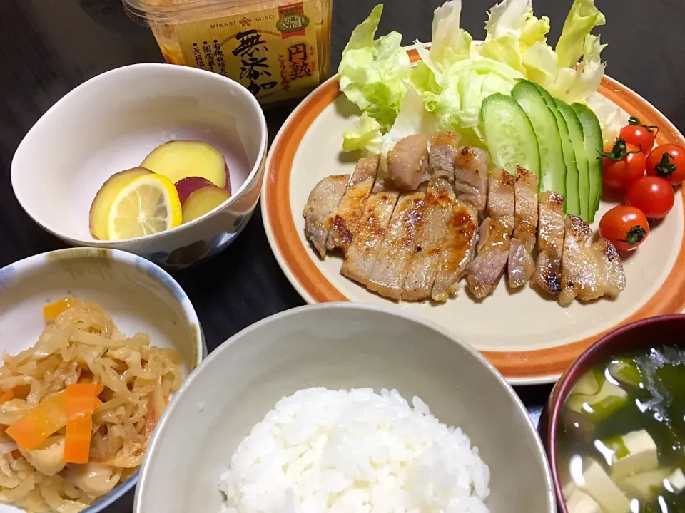 Snapdishの料理写真:晩ごはん
豚の味噌漬け焼き
切り干し大根
さつまいものはちみつレモン煮
お吸物|さちっこさん