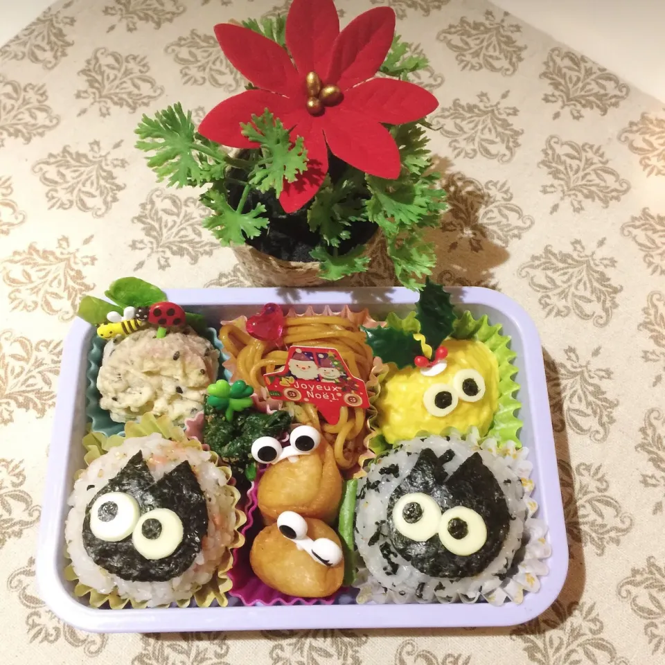 Snapdishの料理写真:12/20❤︎娘のおにぎり弁当❤︎
#お弁当 #お昼ごはん #娘弁当 #ランチ #おにぎり #黒ねこちゃん #クリスマス|Makinsさん