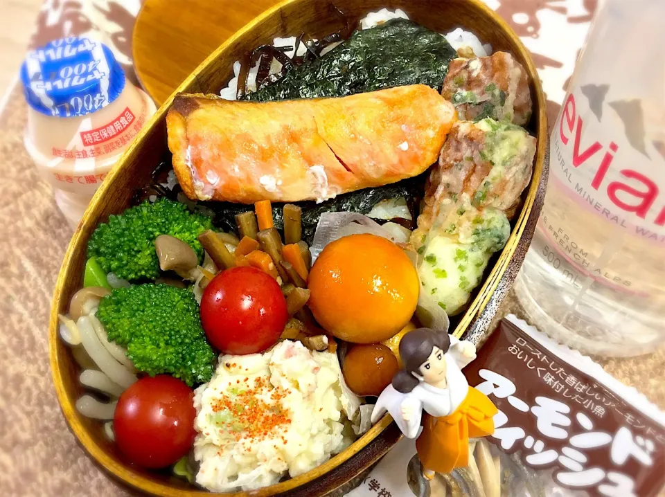 海苔弁(おかか・しそ昆布)&鶏きんかんの甘露煮&ちくわの磯辺揚げ&ブロッコリー🥦とブナシメジの中華炒め&ゴボウと人参🥕のきんぴら&ポテトサラダ&プチトマト🍅&アーモンドフィッシュのダーリンお弁当♪

 #弁当  #フチ子  #骨太弁当|桃実さん