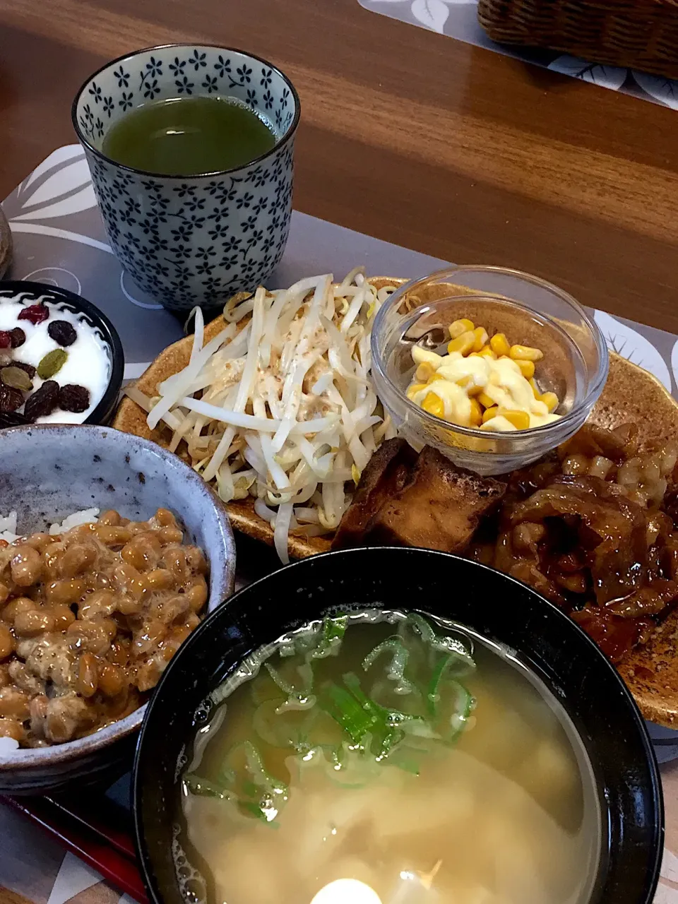 朝ごはん
豚肉甘辛煮、蒸しもやし、コーン、揚げ煮物、白米、納豆、豆腐と大根と揚げの味噌汁、ドライフルーツ入りヨーグルト|かよちゃんさん