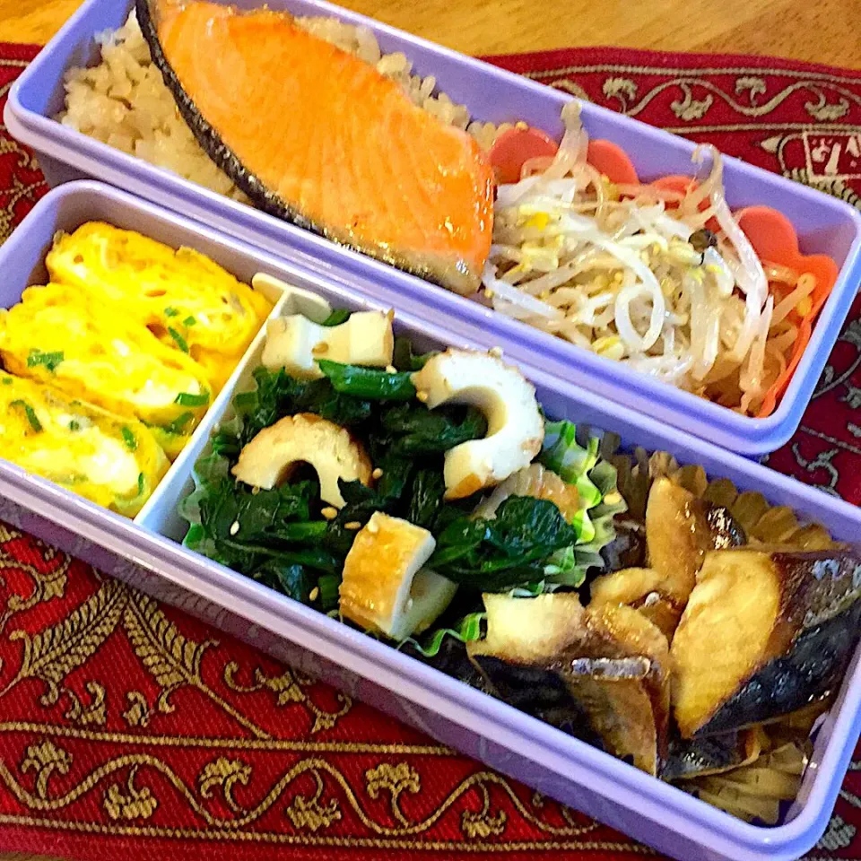 塩鯖と、穴子のちくわとほうれん草の胡麻和えと、もやしのナムルと焼き鮭弁当|もえさん