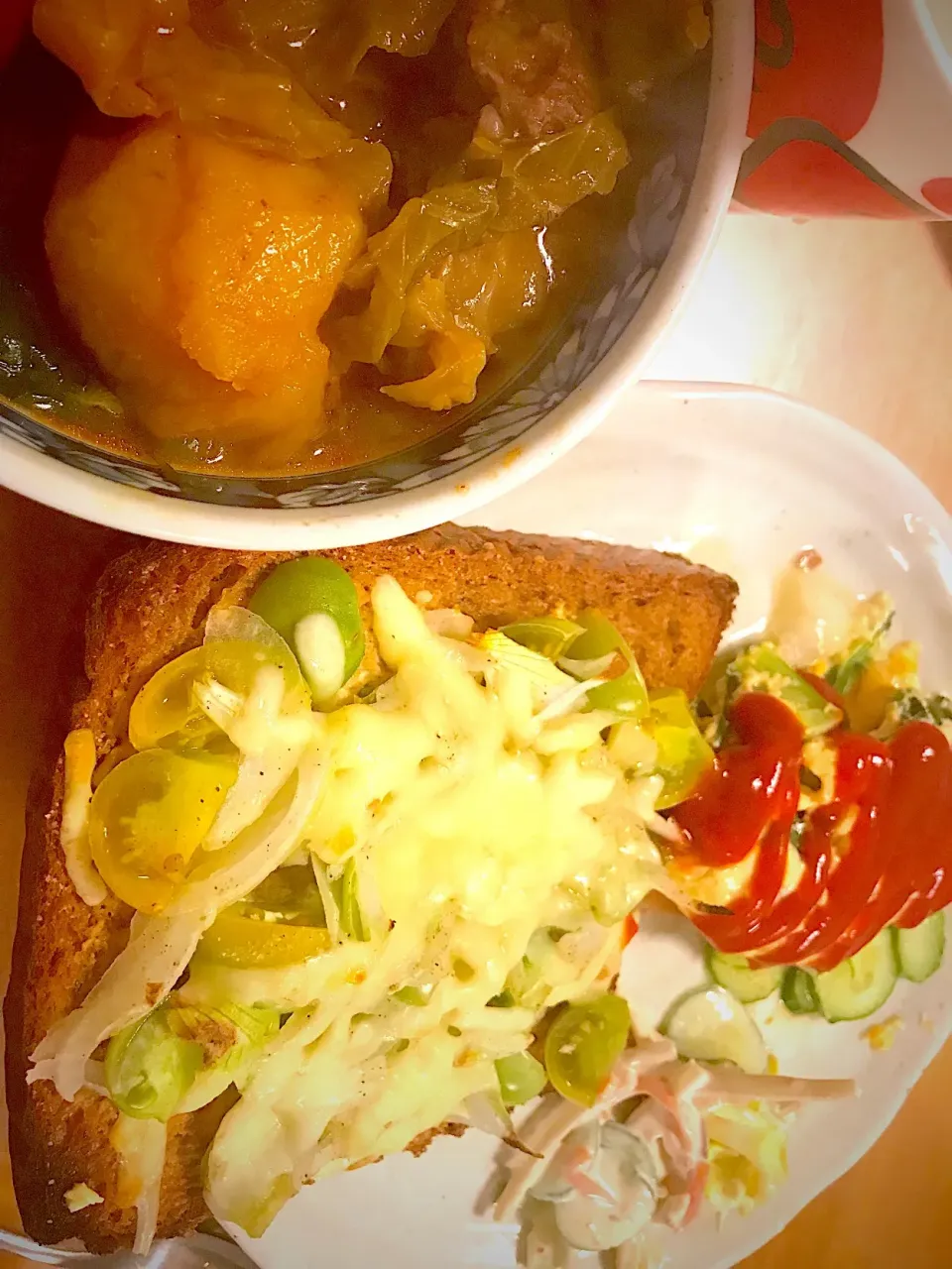 黒糖パンの青トマトピザとボルシチ|まみみさん