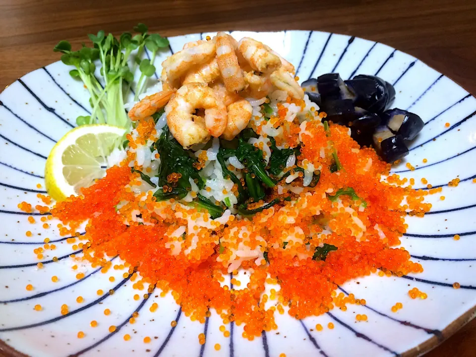 浅茹でホウレン草混ぜご飯🍚 エビ乗せつぶつぶ掛け🍀🦐💐|ぱぴこ家さん