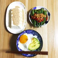 Snapdishの料理写真:芝麻醬豆腐，秋葵，牛油果🥑煎蛋飯|王詩絲さん