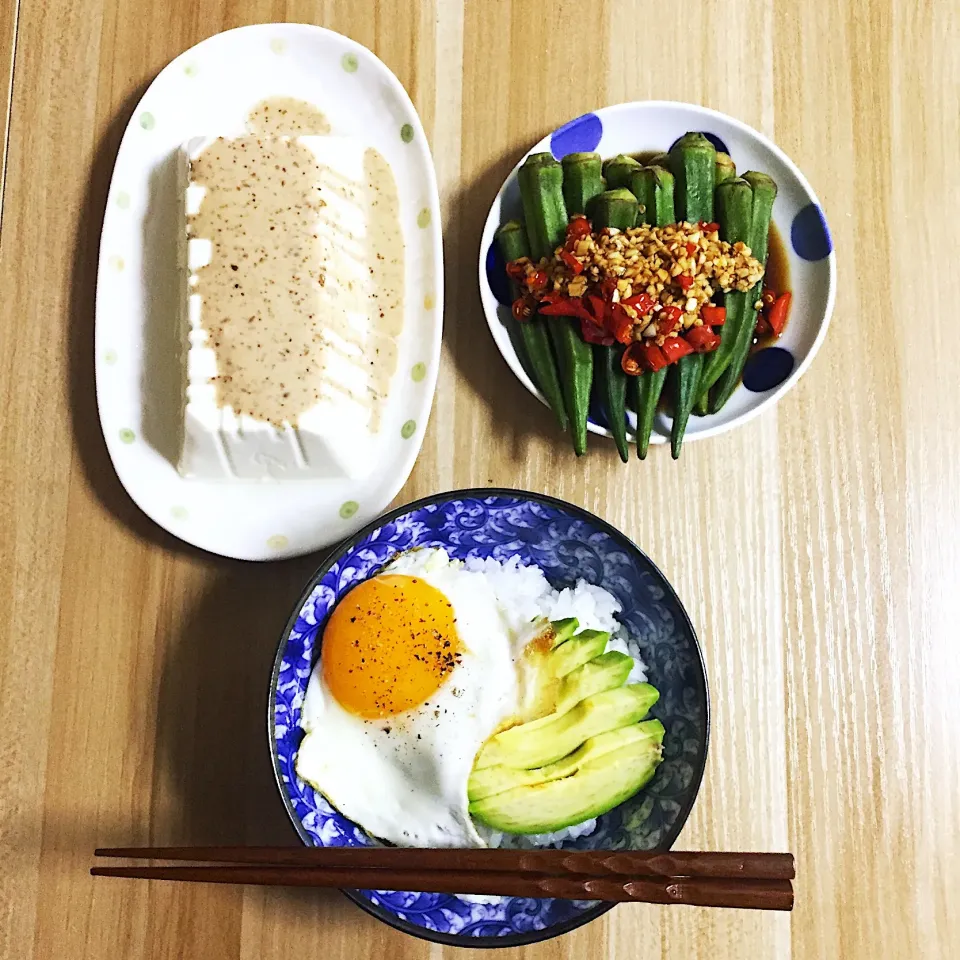 芝麻醬豆腐，秋葵，牛油果🥑煎蛋飯|王詩絲さん