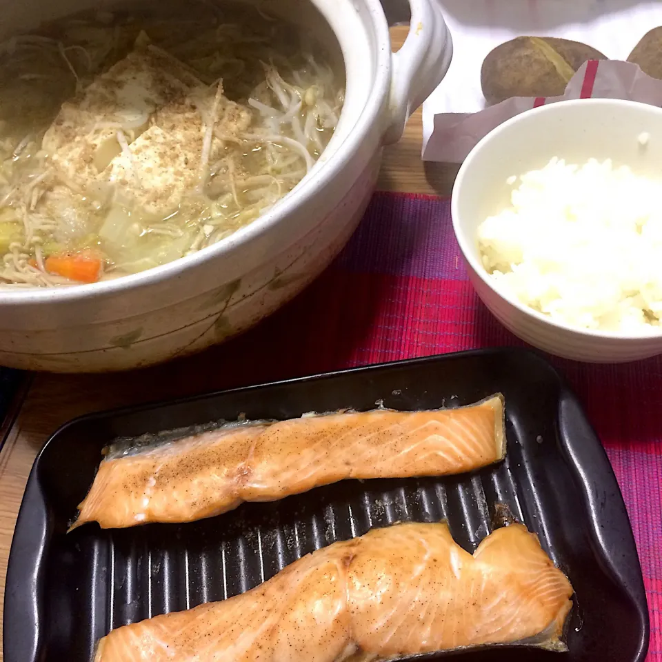 Snapdishの料理写真:2017/12/19 鮭グリル、鍋風野菜&豆腐スープ|kykyさん