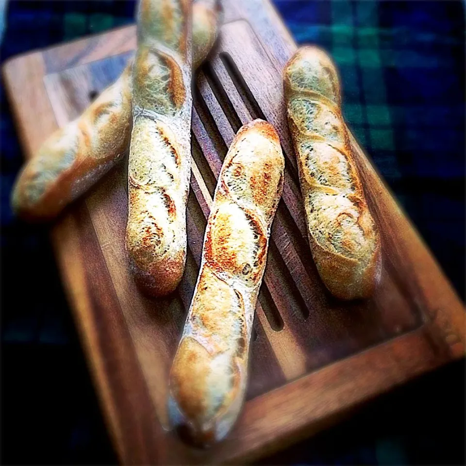 Snapdishの料理写真:ミニバゲット🥖栗渋皮煮酵母🌰|カンカンさん