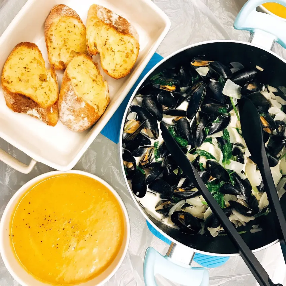 Blue mussels, garlic bread and pumpkin soup|キノコ🍄さん