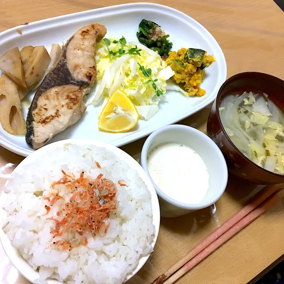 まごわやさしい晩御飯🐟鰤の塩麹焼き、自家製豆腐|かわちさん