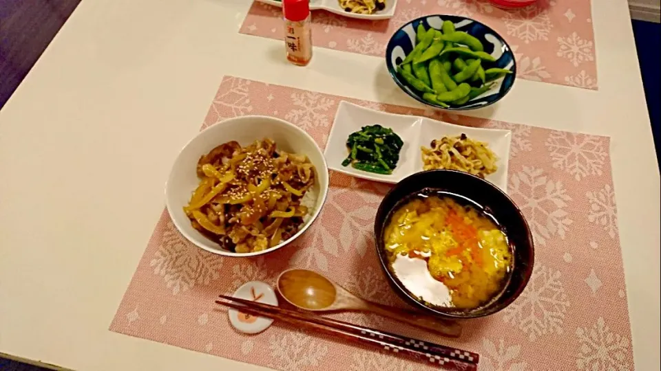 Snapdishの料理写真:今日の夕食 牛丼、切り干し大根の炒め物、ほうれん草のごま和え、人参と卵の味噌汁、枝豆|pinknari🐰🌈さん