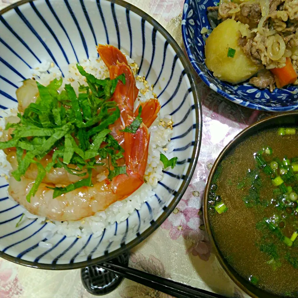 Snapdishの料理写真:2017.12.20（水）
赤えび丼
肉じゃが
赤えびの頭からだしを取った味噌汁|たえさん