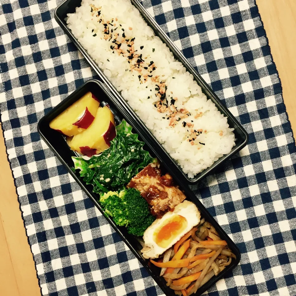 171204お弁当。さつまいものレモン煮、ほうれん草の胡麻和え、豚の角煮、ブロッコリー、卵の宝袋、きんぴらごぼう。|くぽさん