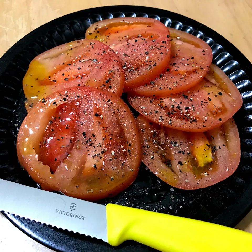 感動の切れ味‼️
ビクトリノックスのトマト・ベジタブルナイフでスライスした冷やしトマト🍅
 #ビクトリノックストマトベジタブルナイフ 
#冷やしトマト|たまこっこさん