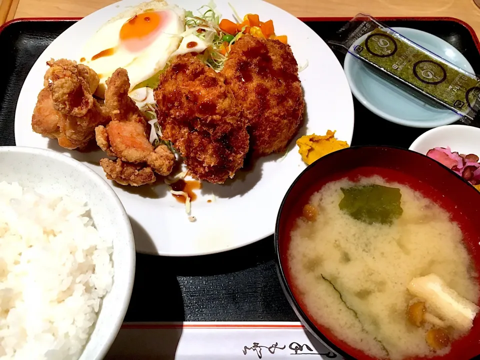 Snapdishの料理写真:日替り定食（コロッケ・唐揚げ）|ゆうじ.さん