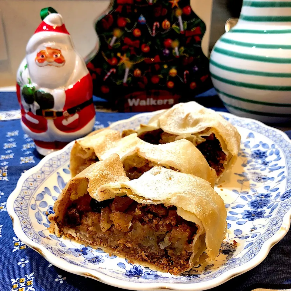 Snapdishの料理写真:🇦🇹😋 Apfelstrudel 🍏りんごのシュトゥルーデル 🍏|moyukitaさん