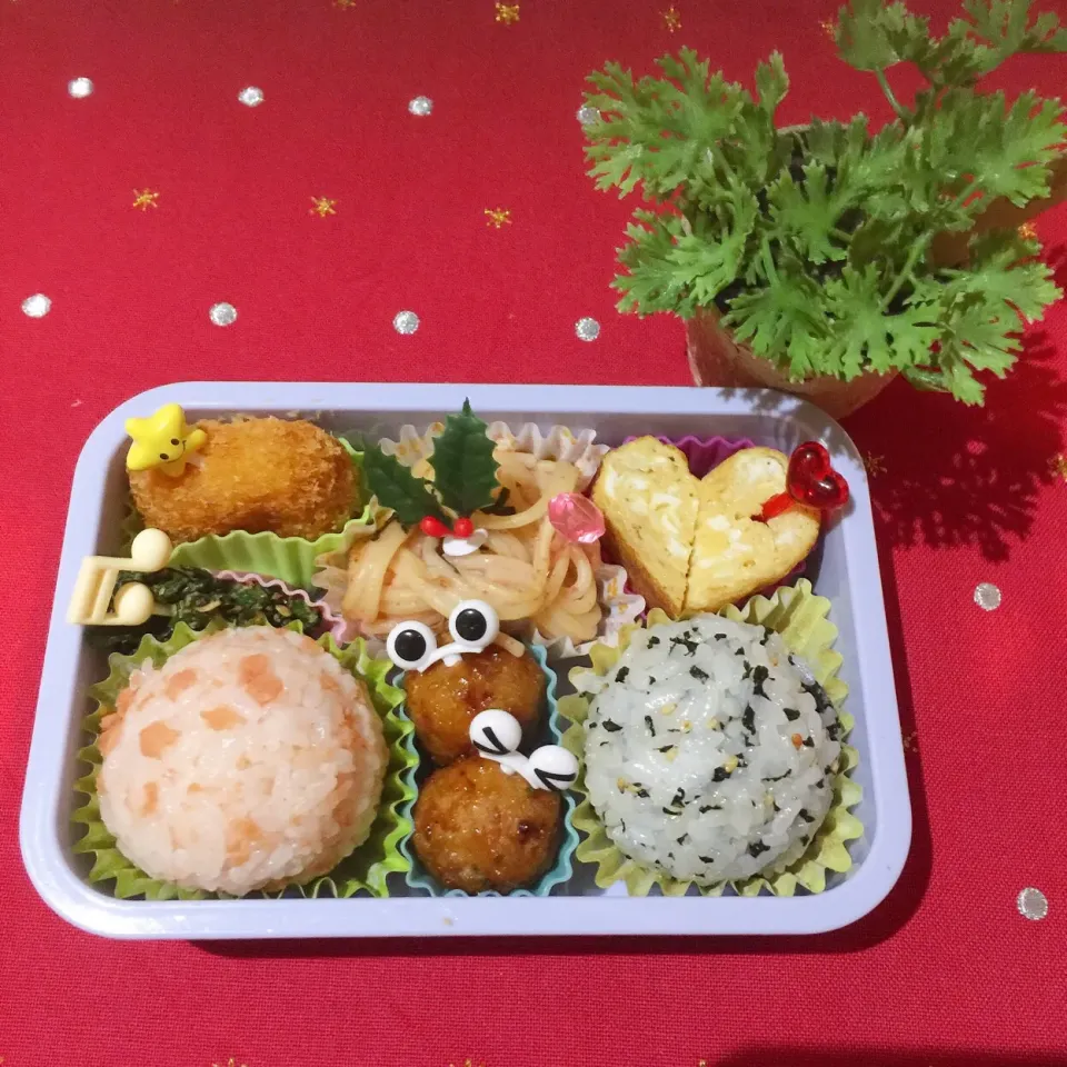 12/21❤︎娘のおにぎり弁当❤︎
2学期終業式…学期最後のお弁当🍱
#お弁当 #お昼ごはん #娘弁当 #ランチ  クリスマス|Makinsさん