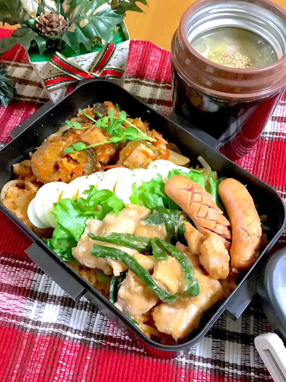 旦那ちゃん弁当🎶
なすのトマト煮とバター醤油チキンソテーの2色丼(シーチキンケチャップライス)
白菜とベーコンのスープ|BooBooさん