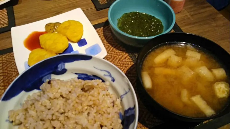 チキンナゲット＆めかぶ＆しめじの味噌汁|まぐろさん