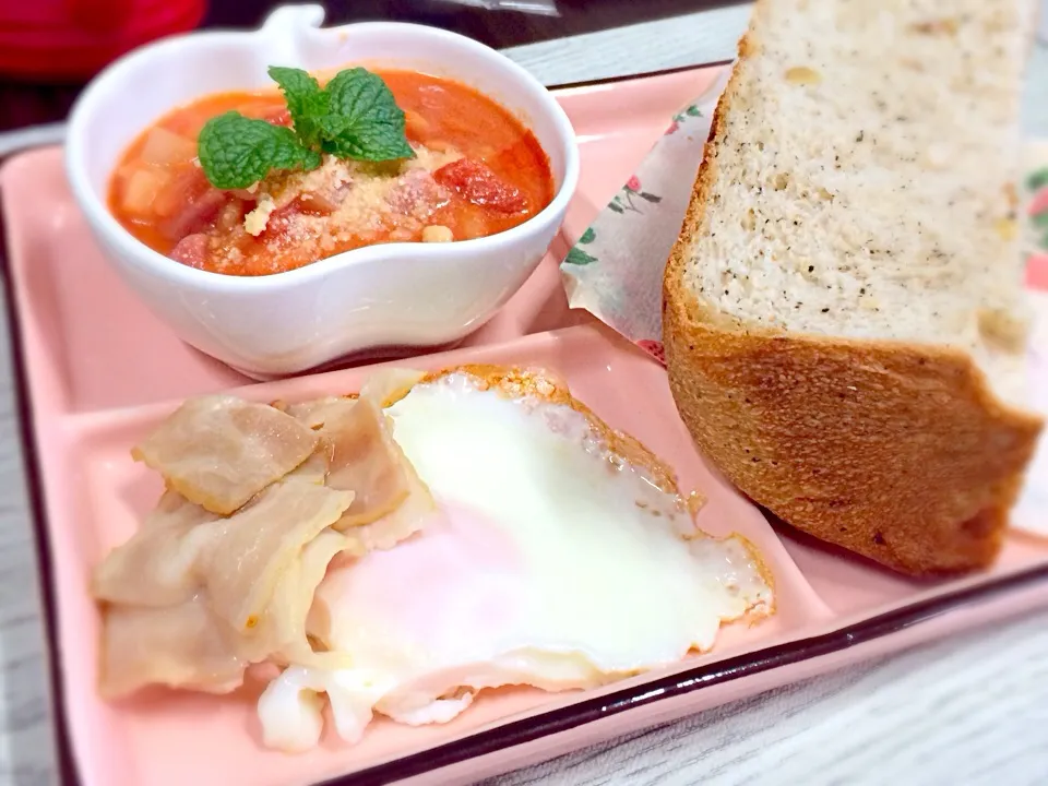 ミネストローネ🍅くるみ紅茶パン🍞目玉焼きでモーニング🍴|maSami＊さん