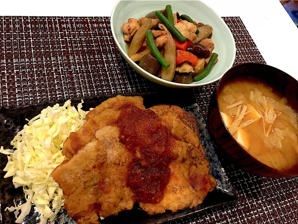 Snapdishの料理写真:#豚ロースの玉ねぎソース
#豚ロースのオニオンソース
#筑前煮
#白菜とえのきと豆腐の味噌汁|ゆぺこさん