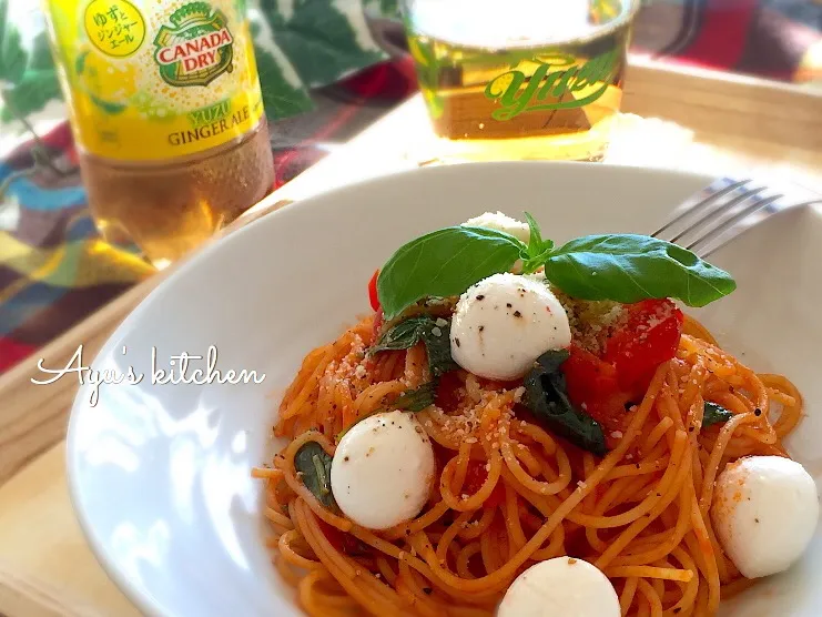 ひとりランチ♪モッツァレラチーズとバジルのトマトパスタ🍅|あゆさん