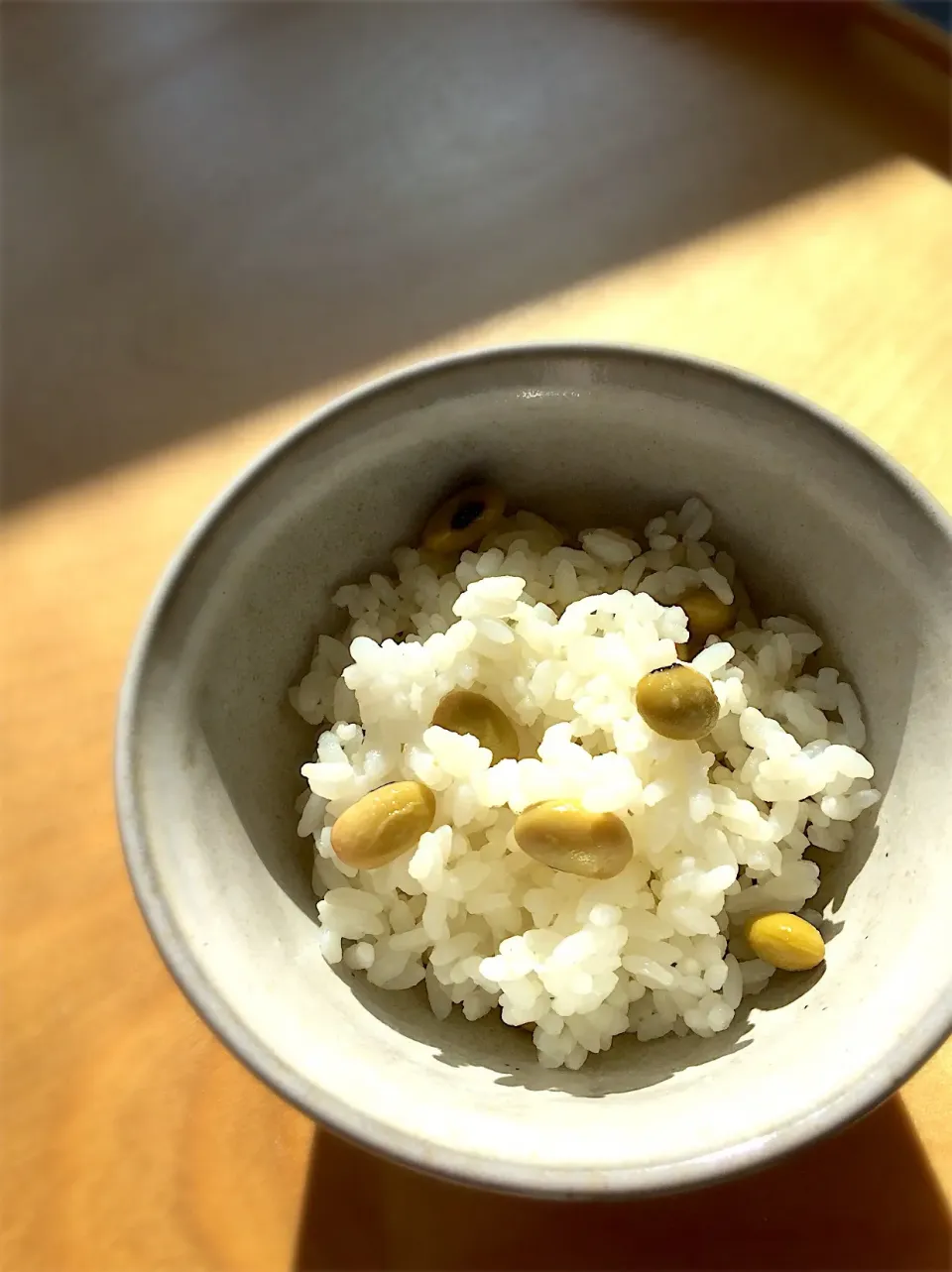 青大豆のまめごはん 
大豆よりも味の濃い青大豆を一緒に炊きました。たくさん噛んで消化にも◎

#青大豆 #大豆 #ご飯 #炊き込みご飯 #まめ|Peaceさん