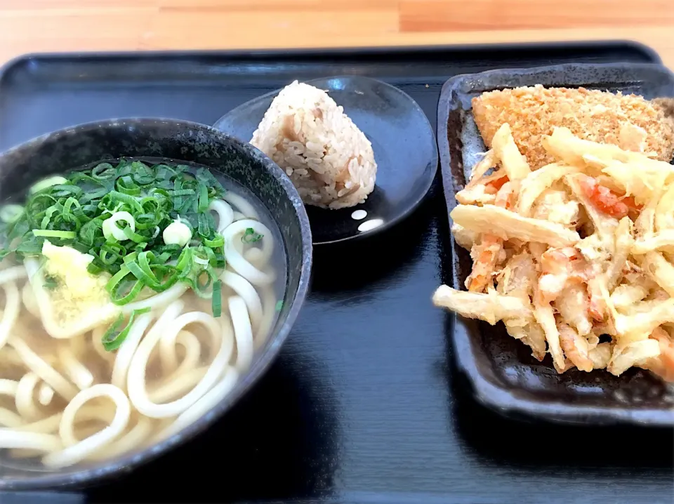 讃岐饂飩
#讃岐饂飩とんがらし
#かけうどん
#大分吉野鶏めし
#鯵フライ
#野菜かき揚げ|mottomoさん