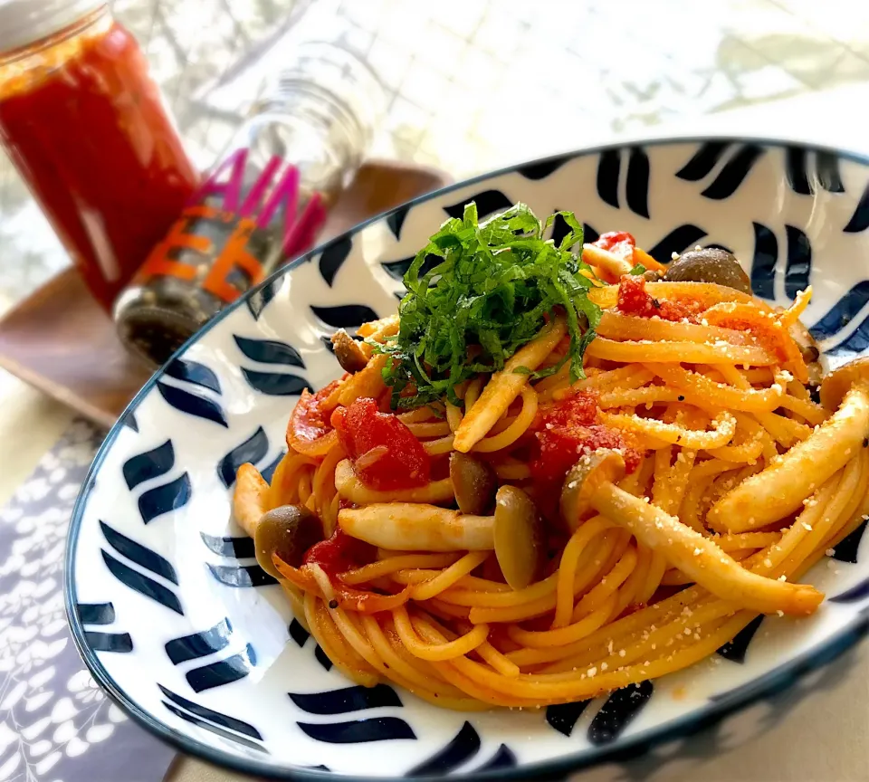 Snapdishの料理写真:昼ごはん  ☆Yumi☆さんの簡単 レンジでtomato  sauce～🎵で、トマトソースパスタ🍝|砂雪さん