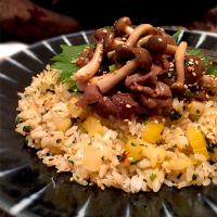 Tina ちゃんの沢庵とごまの特製だれ混ぜご飯、牛肉ときのこ炒め乗せ！
これはやみつきになる〜(人´∀、｀〃)｡o○(ｵｲﾁｲ♪)💕💕💕