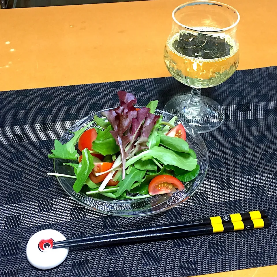 Snapdishの料理写真:ベビーリーフとトマトのサラダ!  (^-^)|Kei Satoさん