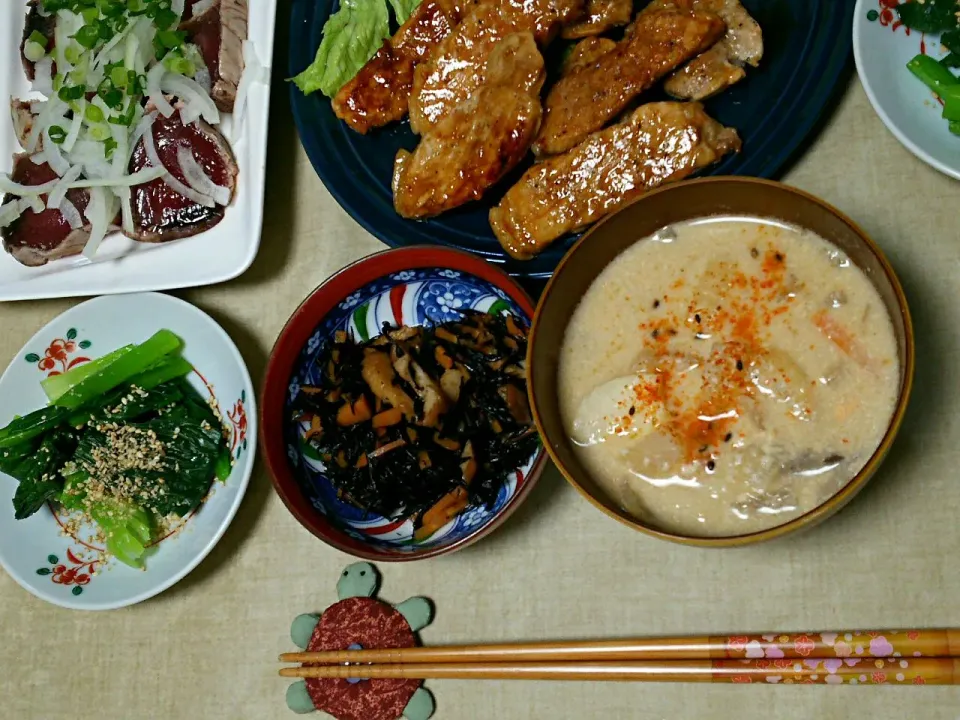 ⭐今日の晩ご飯 ⭐   鰹のたたき、ポークステーキ、粕汁、ひじきの煮物、小松菜あえ|hamamaさん