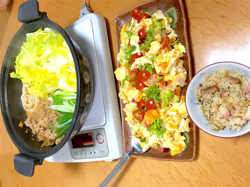 キムチ鍋・半熟卵のサラダ・鯖缶炊き込みごはん|ふみぃさん