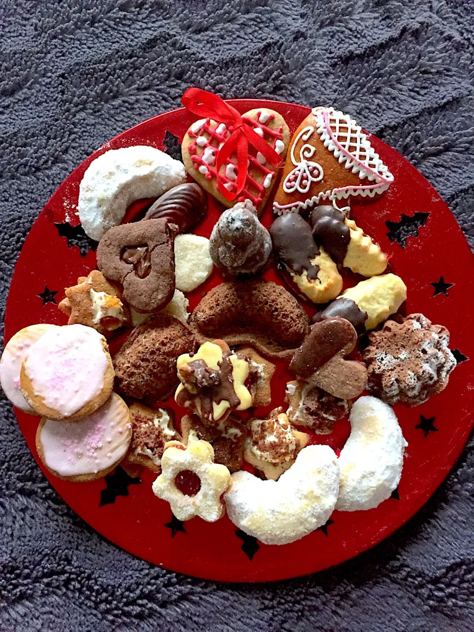 Vánoční cukroví 2017, vanilkové rohlíčky, linecké, pracny, perníčky, vosí hnízda, vinné cukroví, medovníkové hvězdičky, pudinkové slepované rohlíčky, čoko srdíč|LucieFoodさん