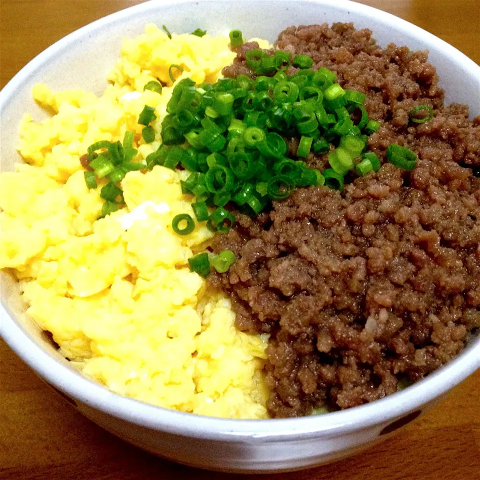 そぼろ丼🌸甘辛ひき肉&甘い玉子で旨旨〜だょ🤗💕 #簡単  #久しぶりに食べる  #幸せ♡|まいりさん