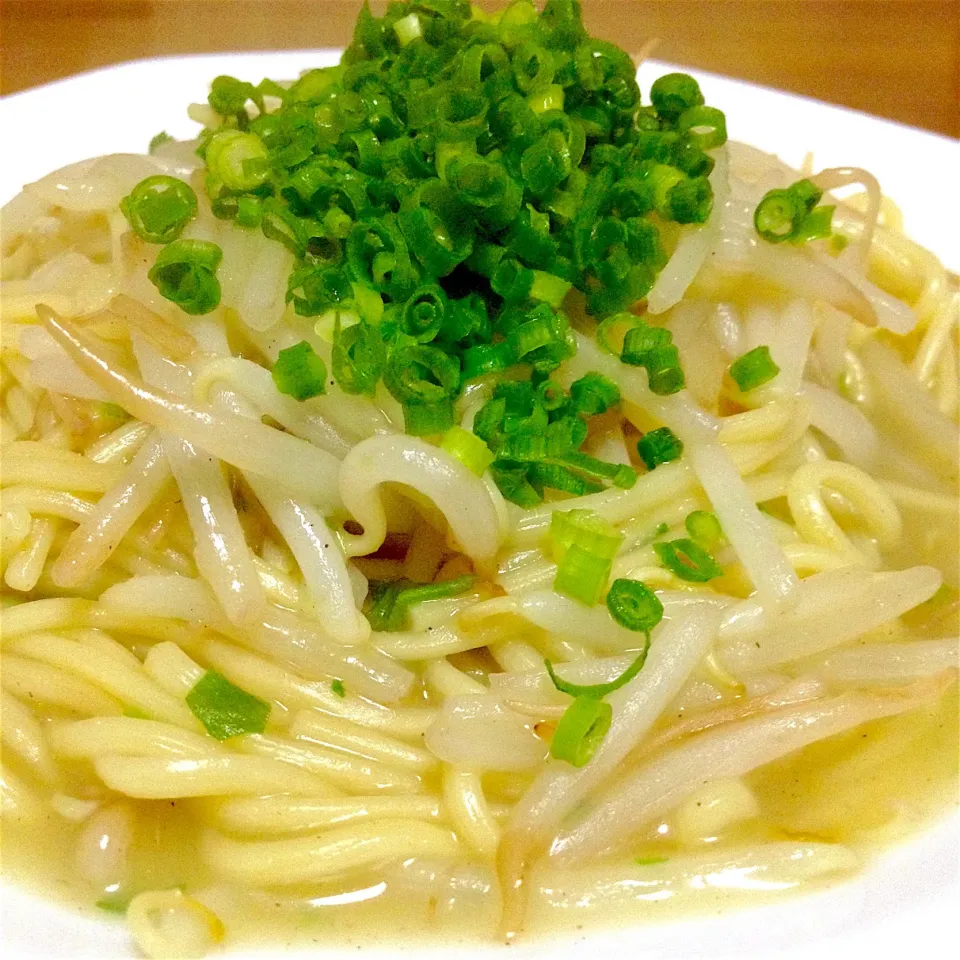 Snapdishの料理写真:もやしで焼きラーメン🍜🍥シンプルにね〜🤗|まいりさん