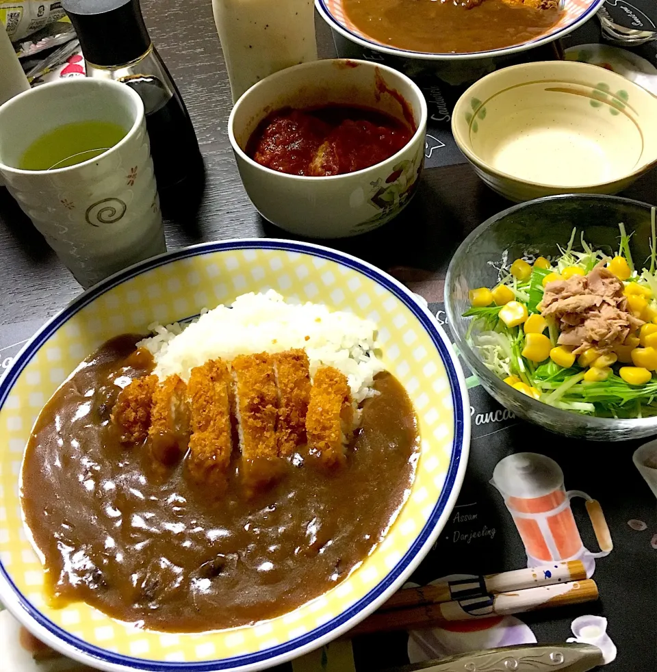 カツカレーと生野菜サラダ(*^ω^*)煮込みハンバーグ残り物|ライムさん