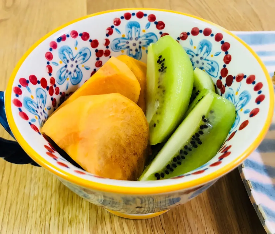 Snapdishの料理写真:お義父さんのキウイ🥝と柿♩|saimaricoさん