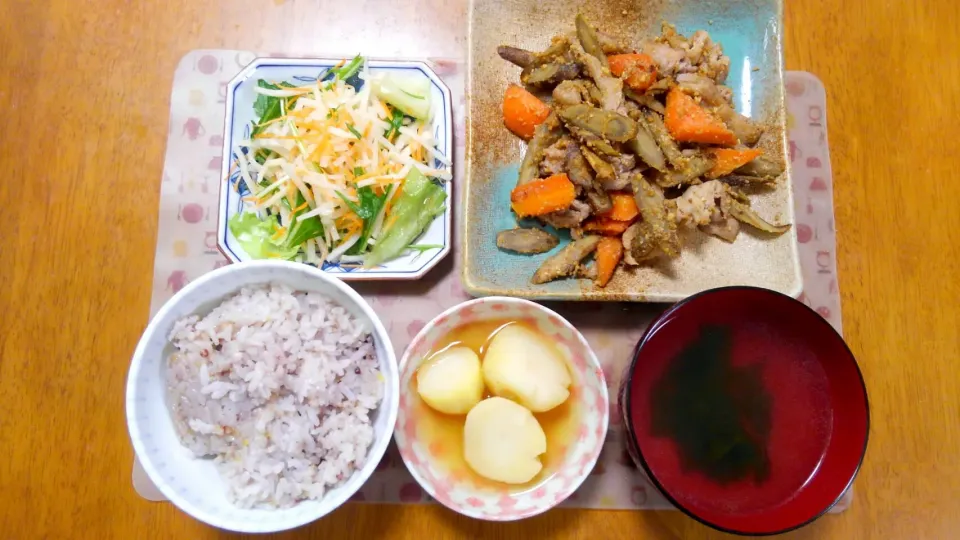 １１月２８日　ごぼうと豚肉のごま味噌炒め　大根サラダ　じゃがいもの白煮　わかめスープ|いもこ。さん