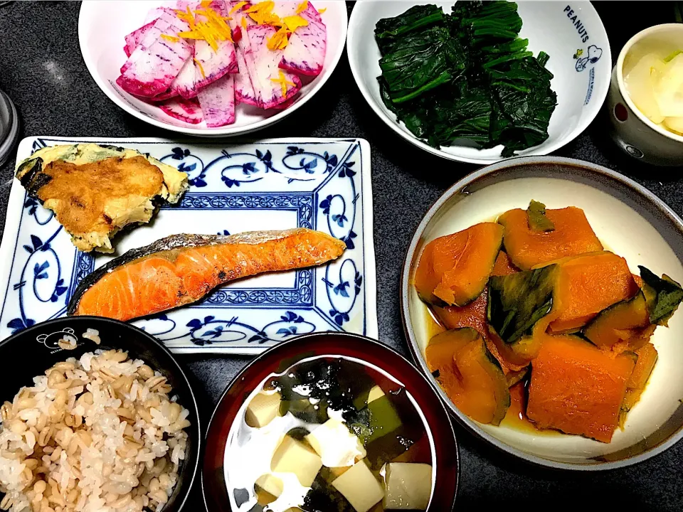 Snapdishの料理写真:もち麦飯、魚、紫大根べったら漬け、山芋下仁田ネギ焼き、チヂミほうれん草、豆腐ワカメ味噌汁、白菜、カボチャの煮物、|ms903さん