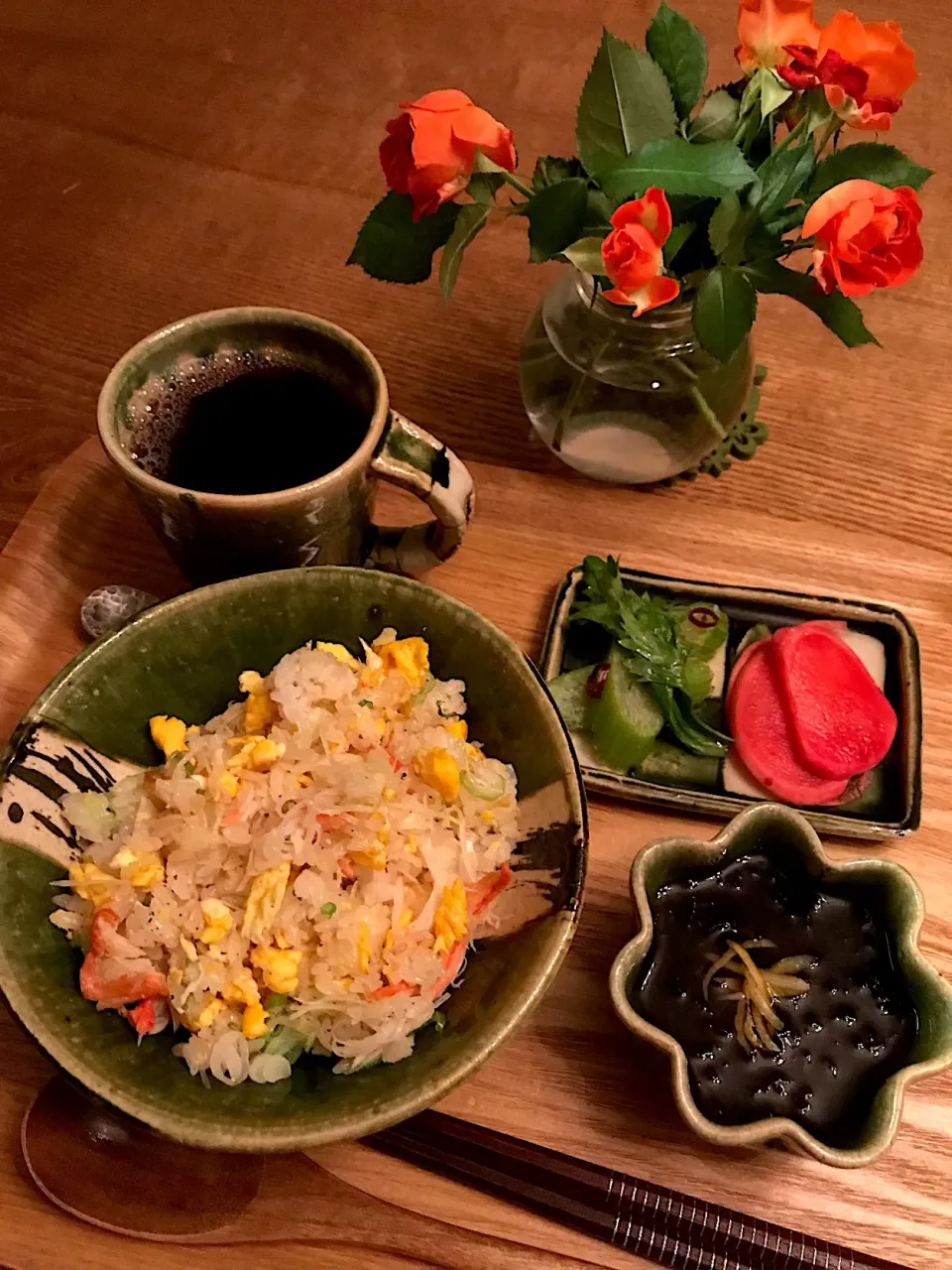 お酒を飲んだ次の日の朝食  蟹チャーハン もずく  自家製セロリの浅漬けと赤カブ|izunさん