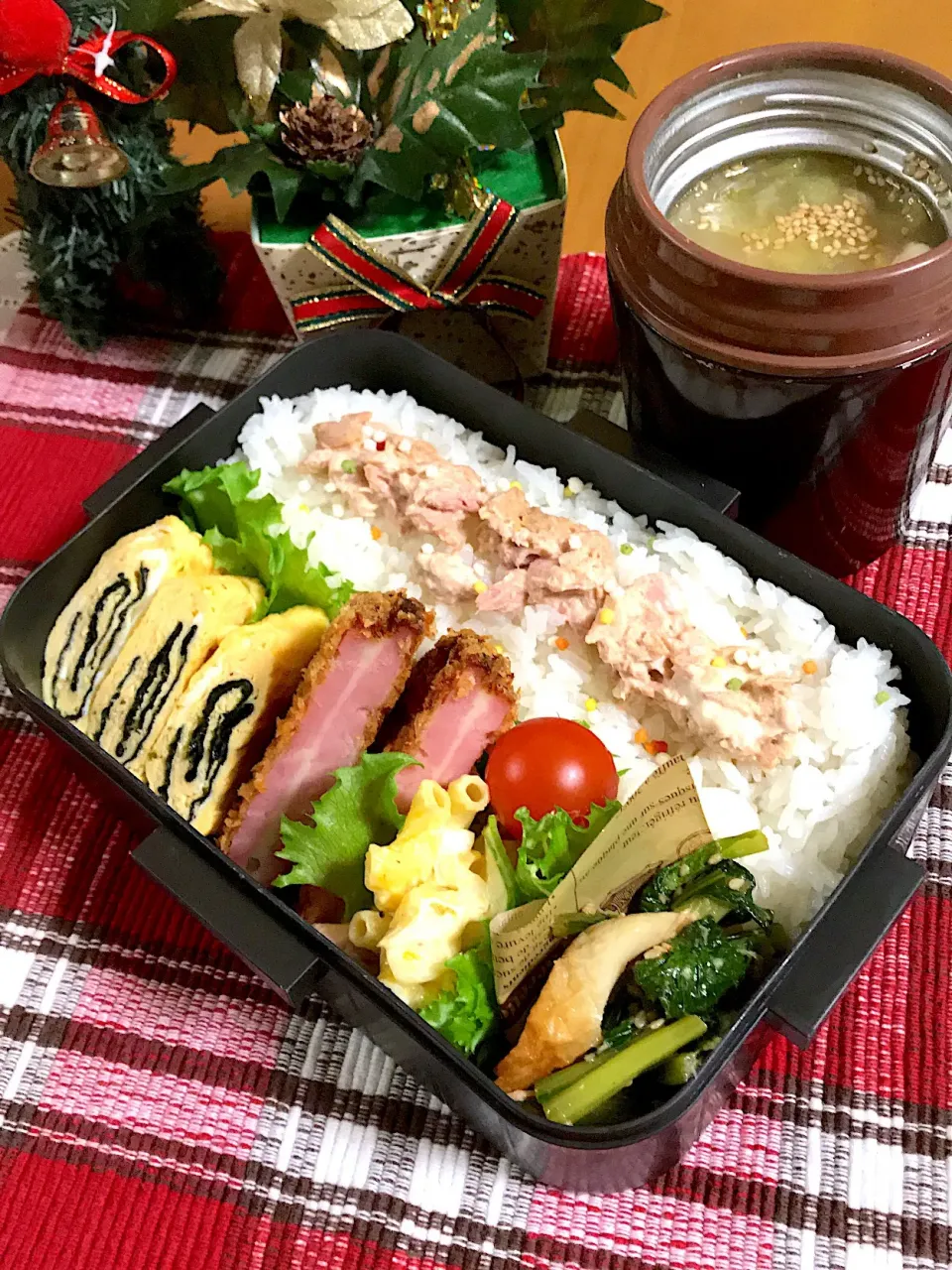 旦那ちゃん弁当🎶
ハムカツ
のり入り卵焼き
マカロニサラダ
小松菜ちくわのポン和え
シーチキンごはん
白菜とベーコンのスープ|BooBooさん