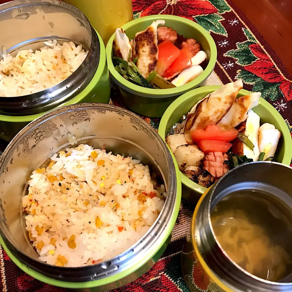 今日のお弁当🍱
たっぷりきのこと生姜のスープで
身体の芯からあたたまってね😊
楽しい週末を過ごせるよう 
今日も一日頑張ってp(^_^)q|mokoさん