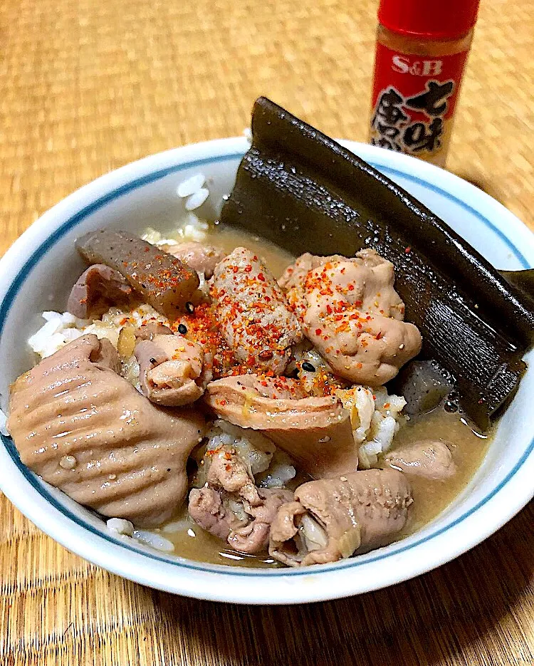 雑めし！もつ煮ごはん ダシ昆布入り
俗に言う ねこまんま？的な味噌汁かけご飯|ガク魁‼︎男飯さん