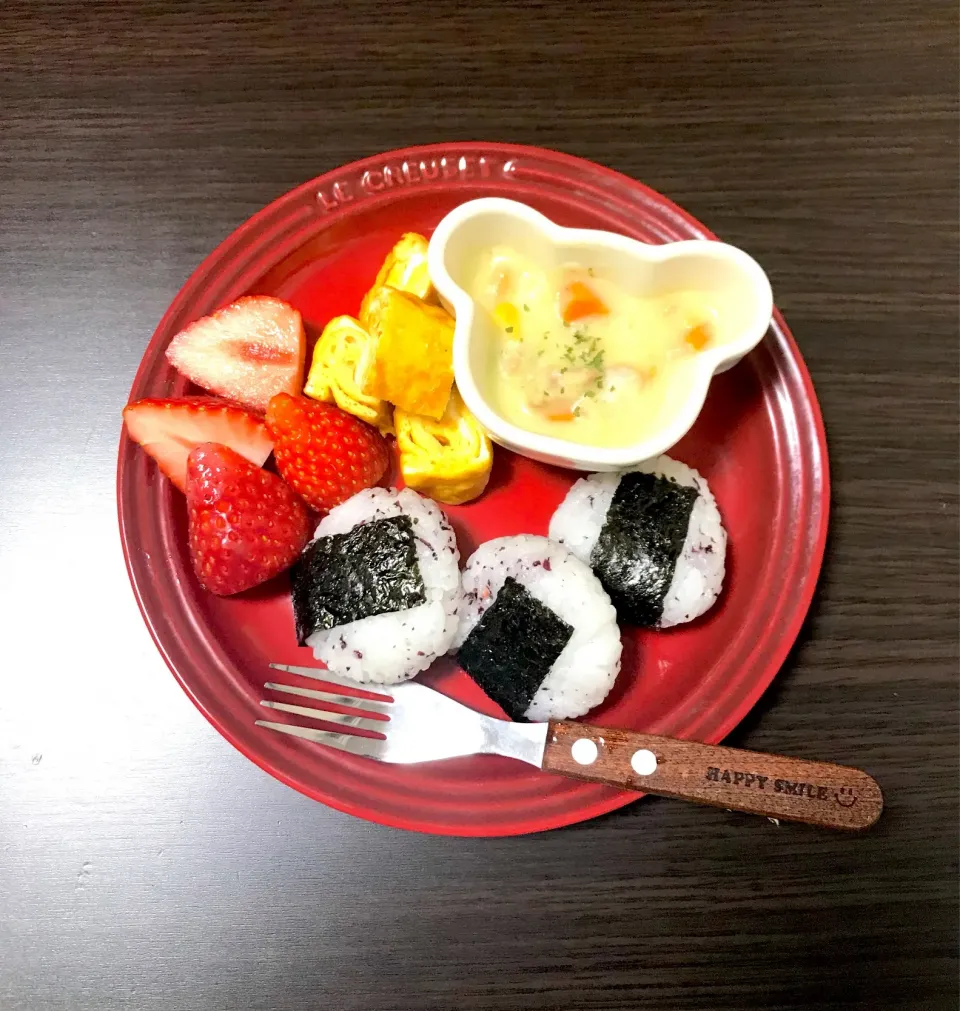 12/22❁息子 朝ごはん☀️
シチュー
ゆかりおにぎり🍙🌸
チーズ入り卵焼き🥚
いちご🍓|つんさん