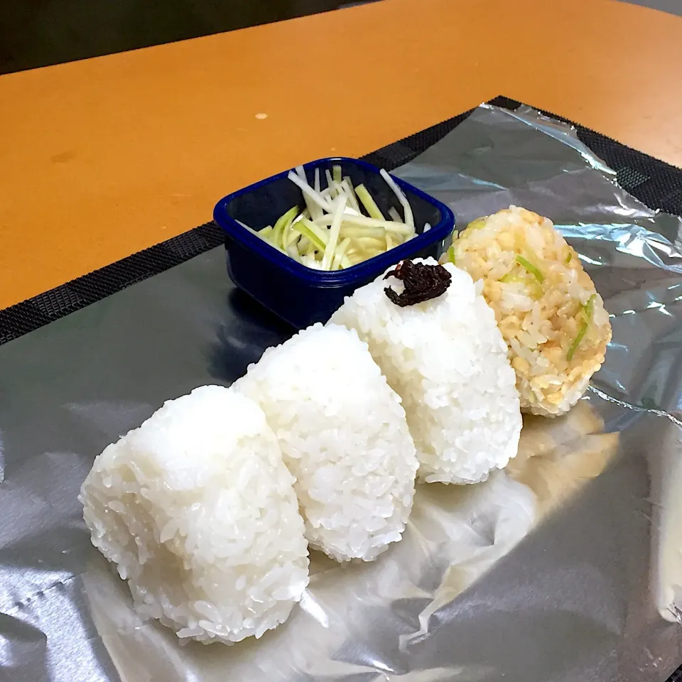 Snapdishの料理写真:今日のお弁当!  (^-^) 塩、明太子、梅干し、天かすとネギのおにぎり&大根の皮の浅漬け!  (○v艸v*)|Kei Satoさん